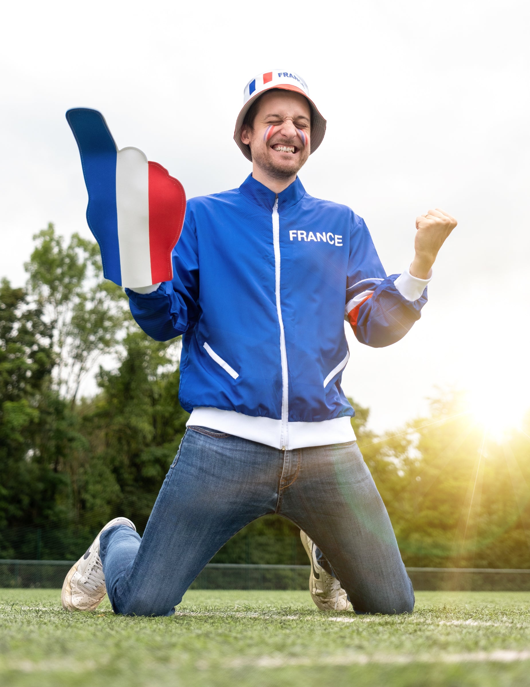 Mise en situation du bob supporter France porté avec maquillage et accessoires tricolores
