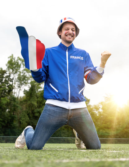 Mise en situation du bob supporter France porté avec maquillage et accessoires tricolores