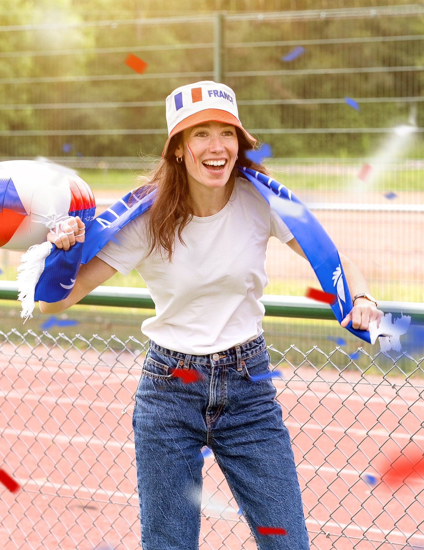 Mise en situation festive avec écharpe et ballon du bob supporter France