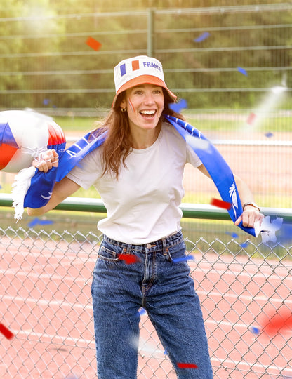 Mise en situation festive avec écharpe et ballon du bob supporter France