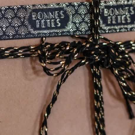 Gros plan sur le nœud de la cordelette baker twine pour fêtes