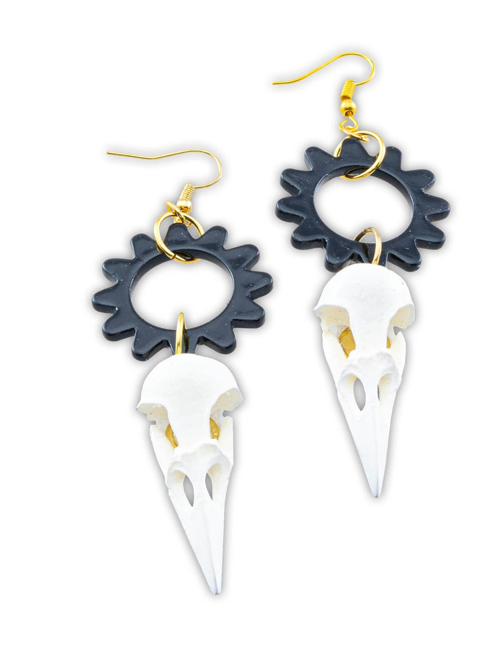 Détail des boucles d'oreilles crâne de corbeau