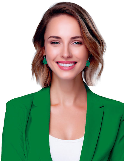Vue portée des boucles d'oreilles trèfles Saint Patrick