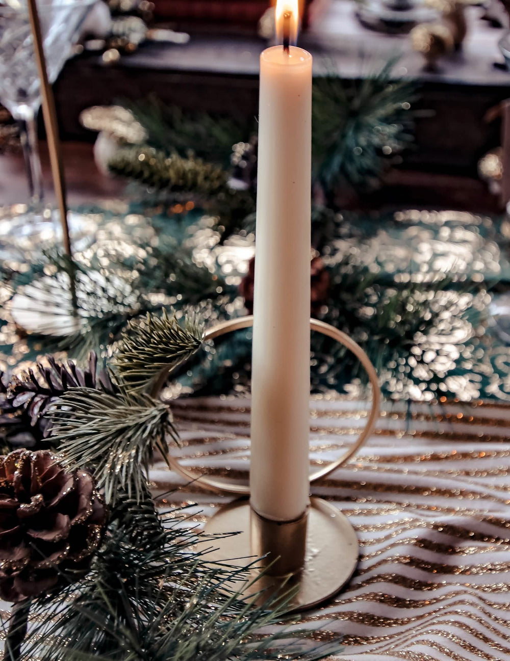 Mise en situation du bougeoir cercle en métal pour décoration de fête doré