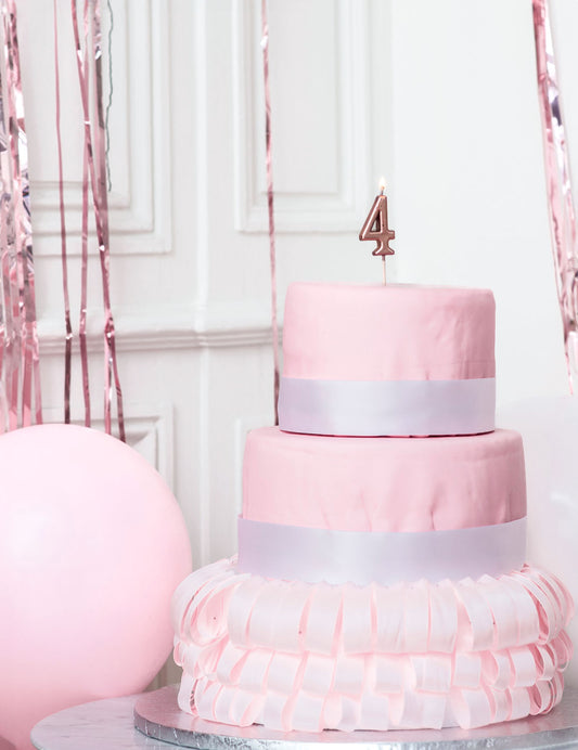 Mise en situation sur un gâteau de la bougie d'anniversaire chiffre 4