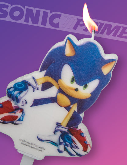 Gros plan sur la bougie d'anniversaire Sonic Prime allumée