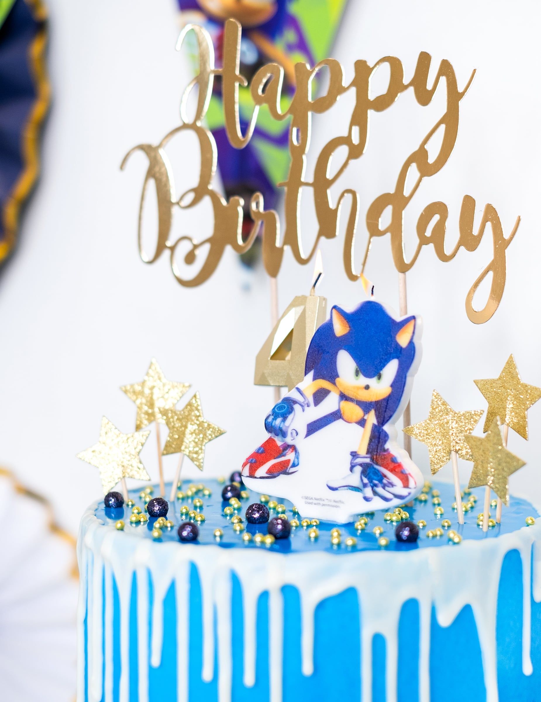 Mise en situation sur un gâteau de la bougie d'anniversaire Sonic Prime