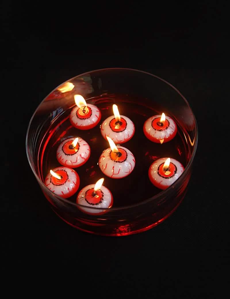 Vue d'ensemble de plusieurs exemplaires de la bougie flottante oeil ensanglanté pour Halloween
