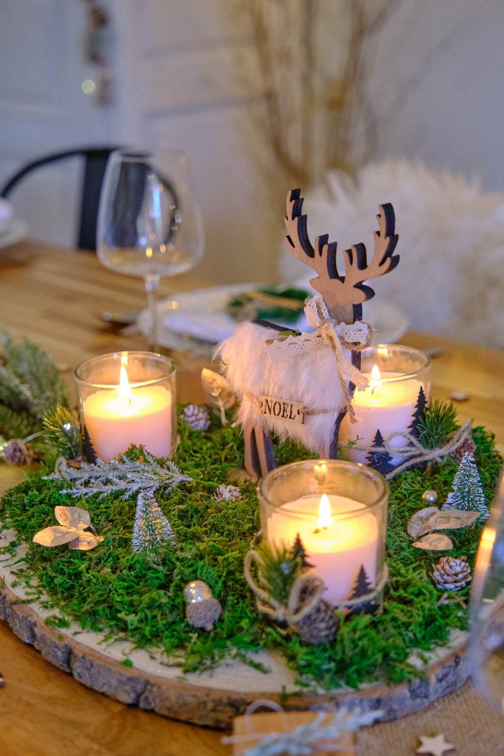 Преглед на горско плато с елхичка, шишарка и шишарка за декорация