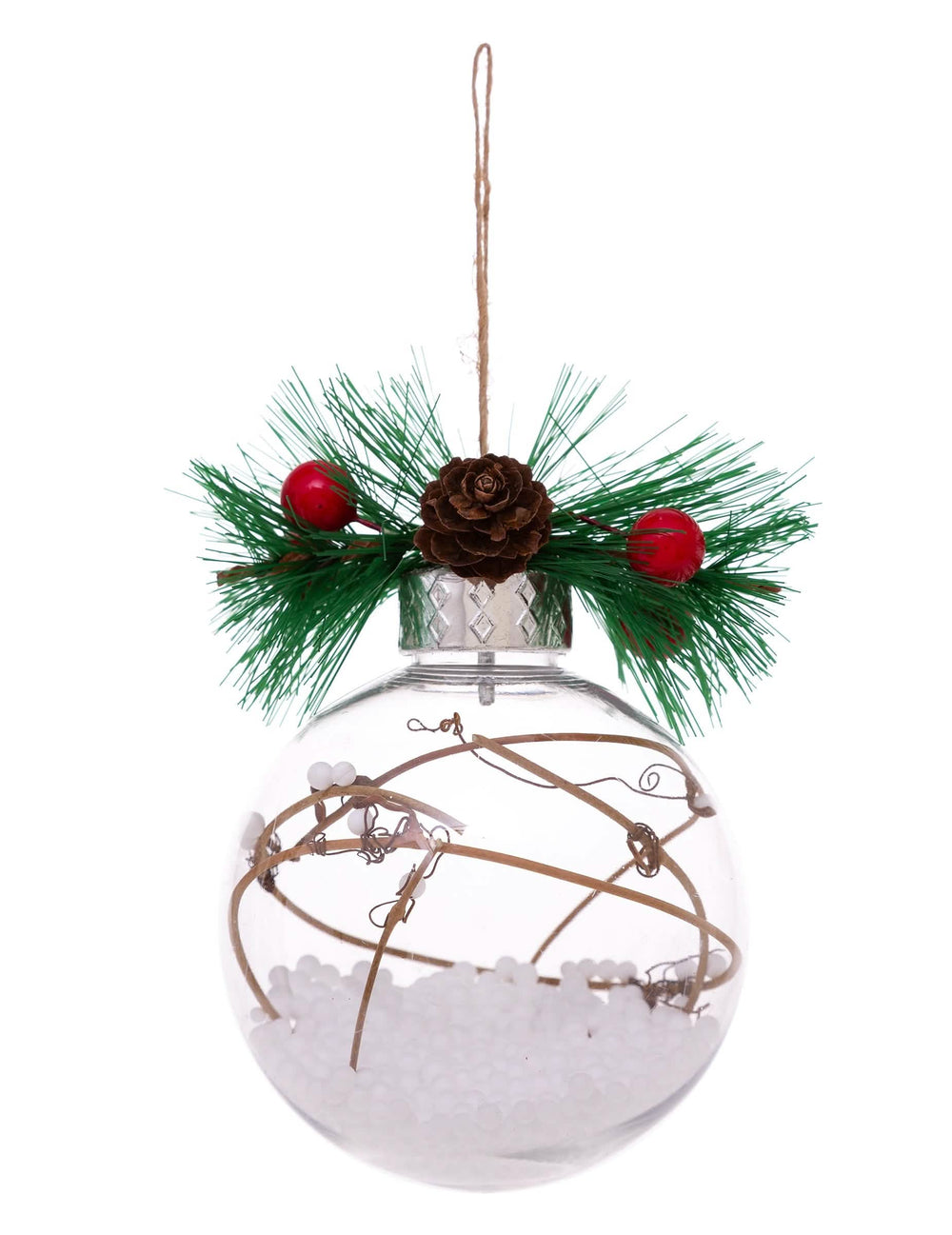 Детайл на зимния декор на естествената коледна топка със сняг и елха