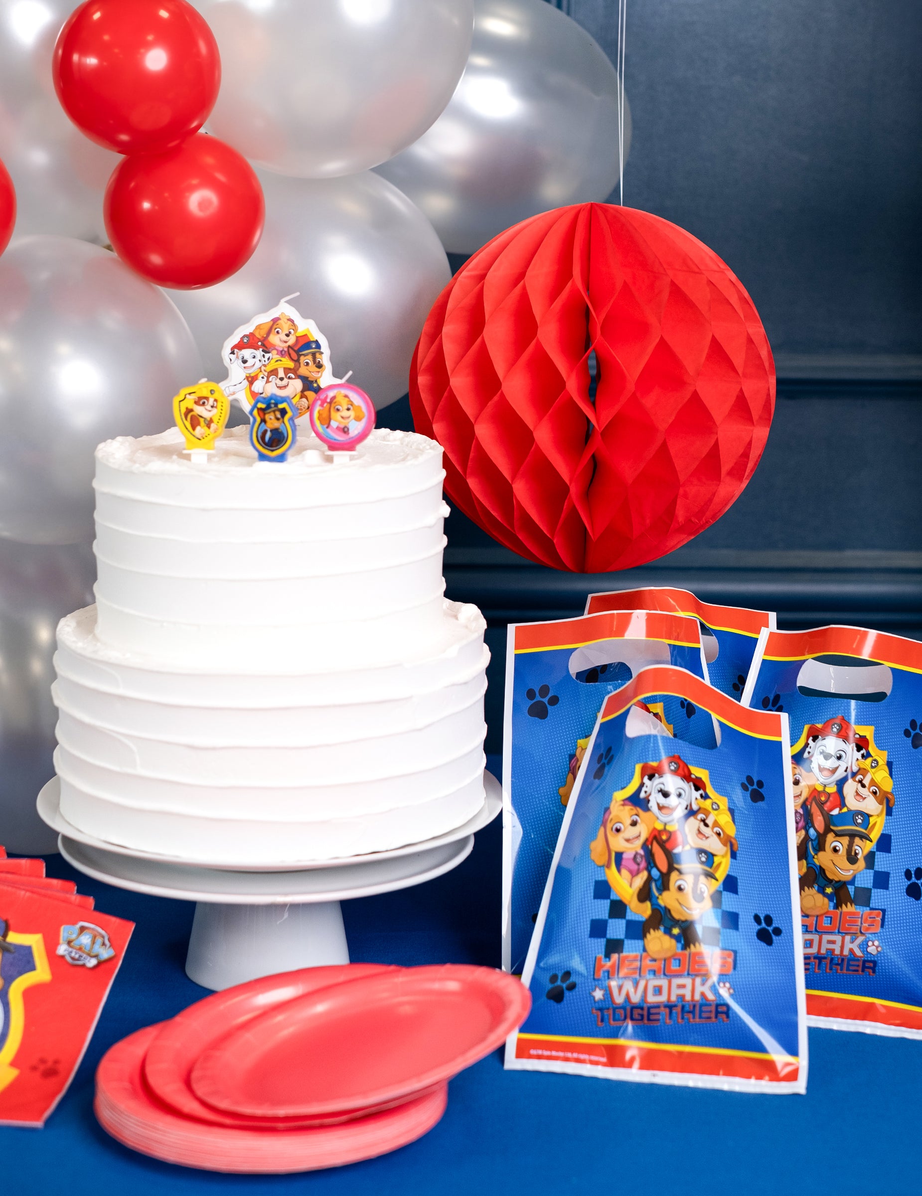 Mise en situation lors d'une fête d'anniversaire de la boule papier alvéolé rouge