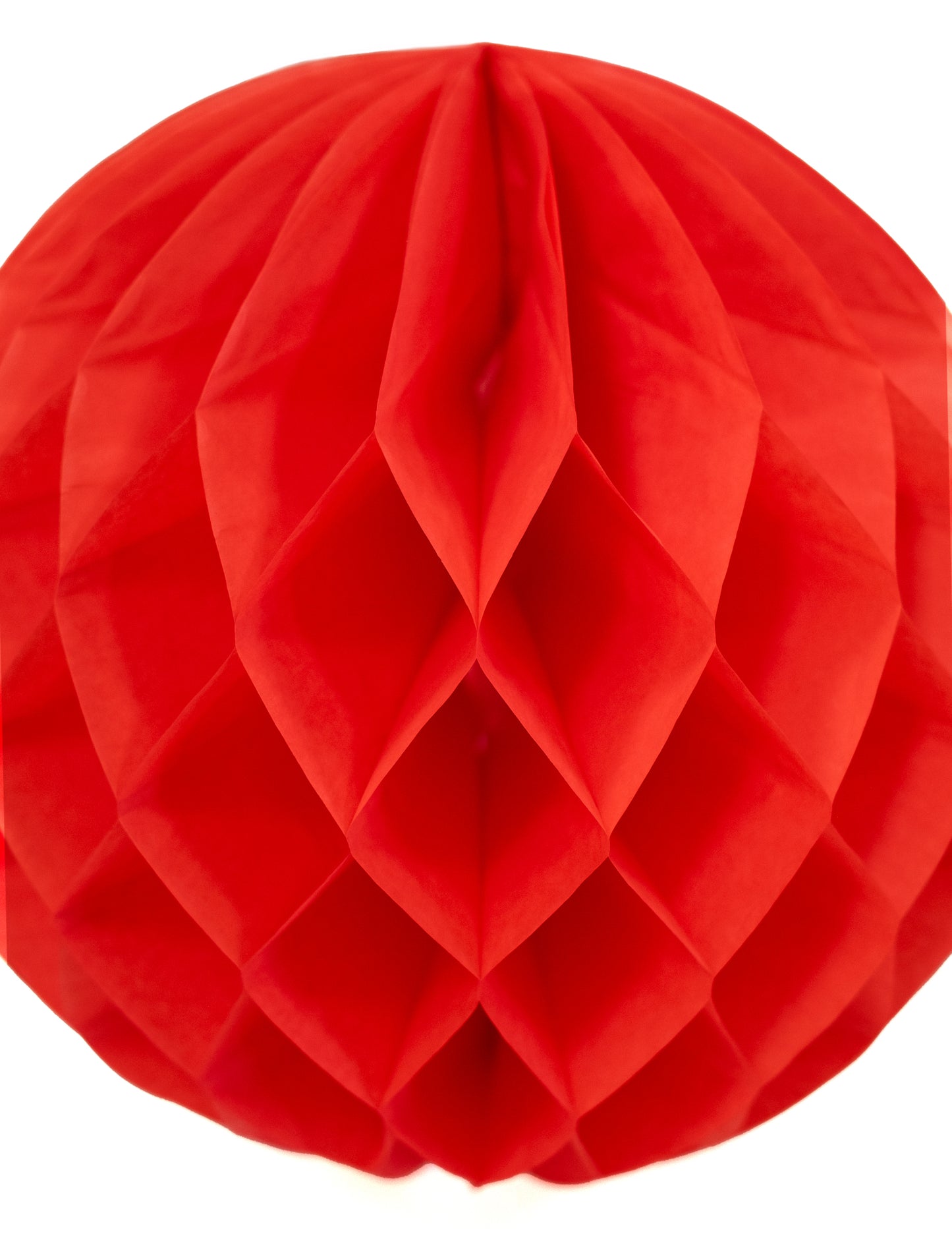 Vue de face de la boule papier alvéolé rouge