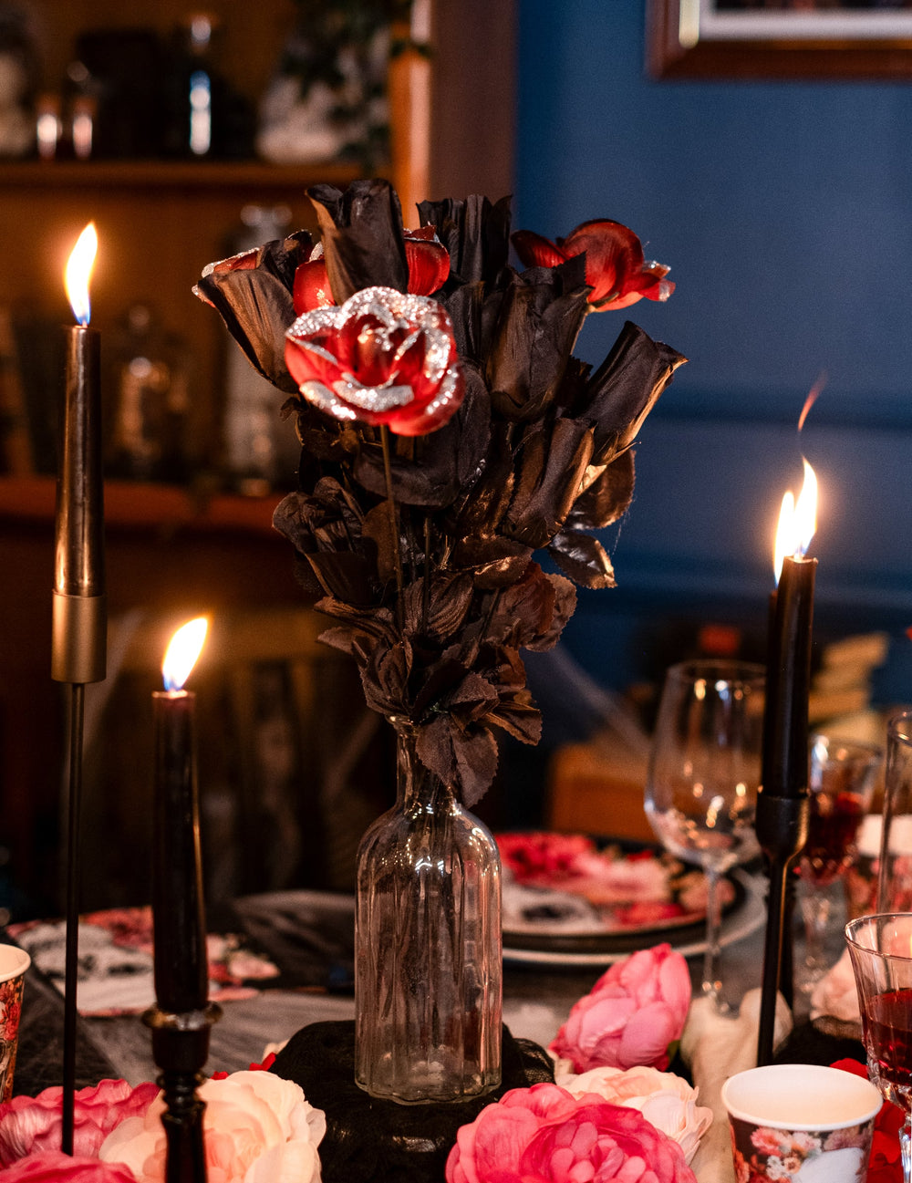 Mise en scène sur une table du bouquet de roses pour décoration d'Halloween