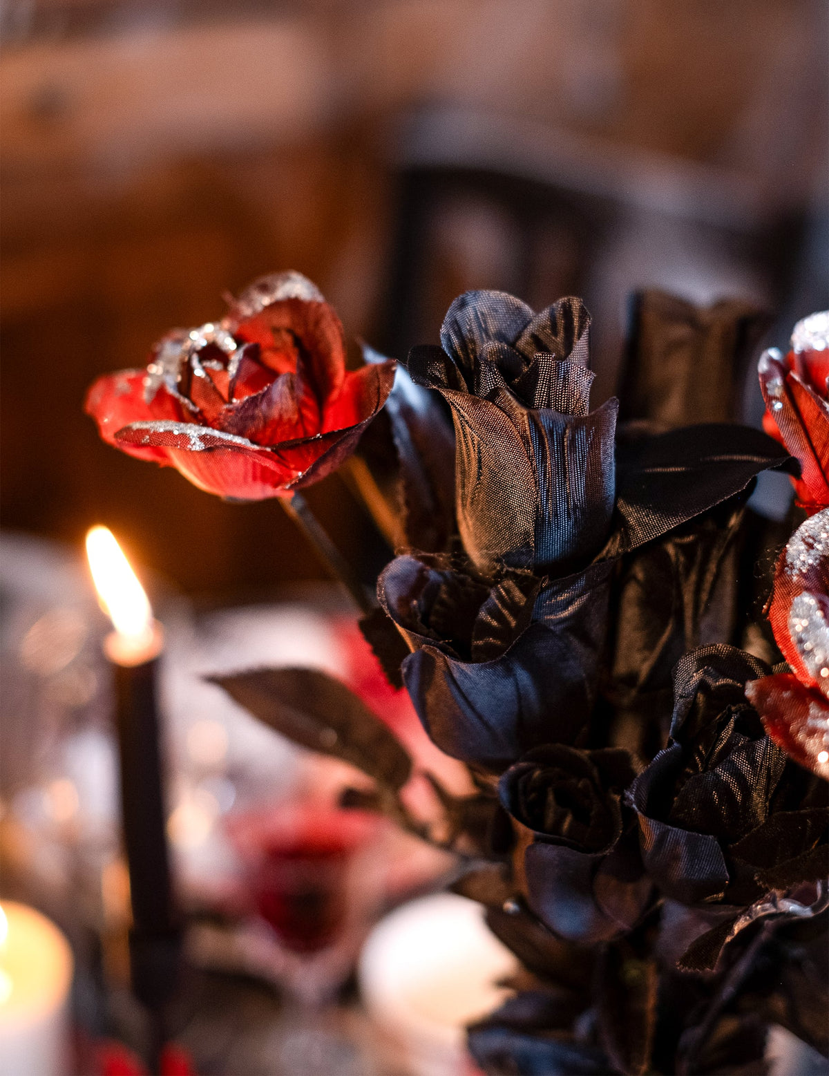 Détail des pétales rouges et noirs scintillants du bouquet de roses pour décoration d'Halloween