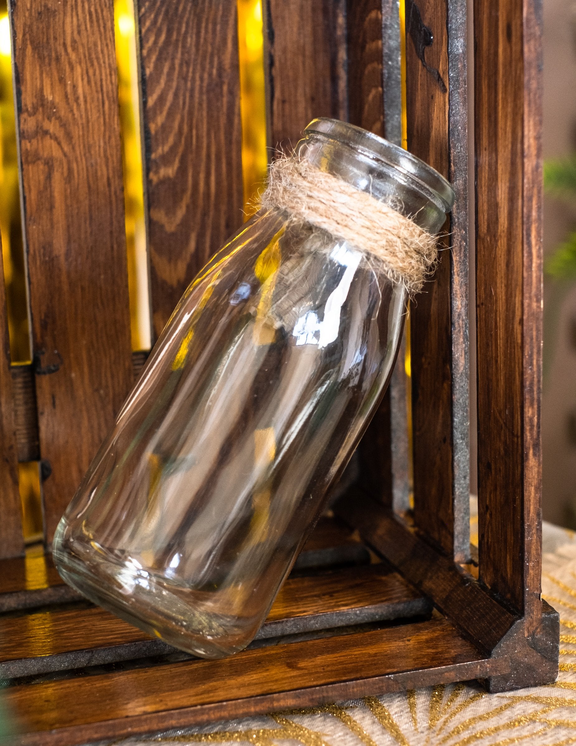 Рустикална ситуация в дървена кутия на стъклената бутилка за сладки барове