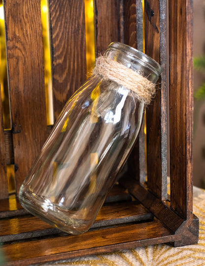 Рустикална ситуация в дървена кутия на стъклената бутилка за сладки барове