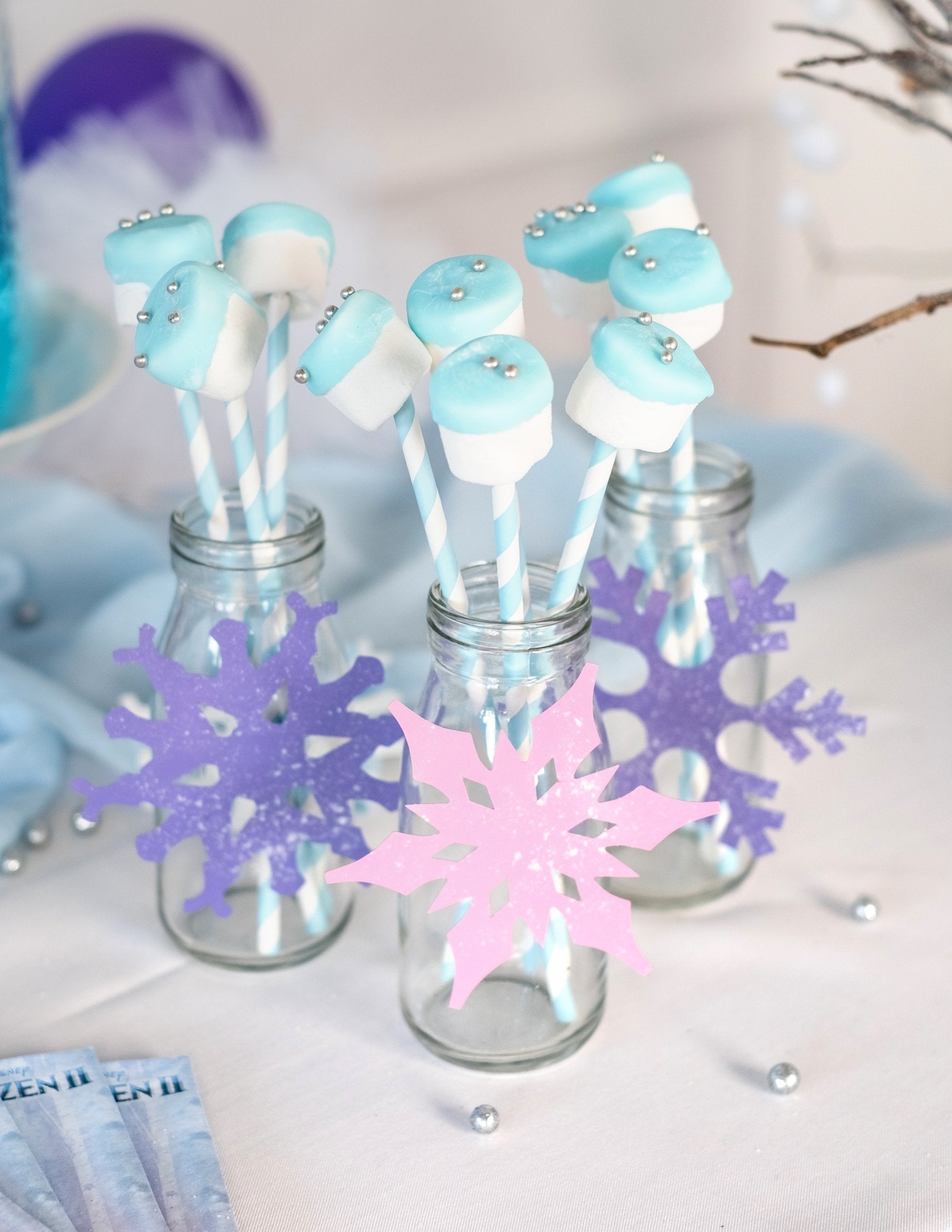 Зимна ситуация с снежинки на стъклената бутилка за сладки барове