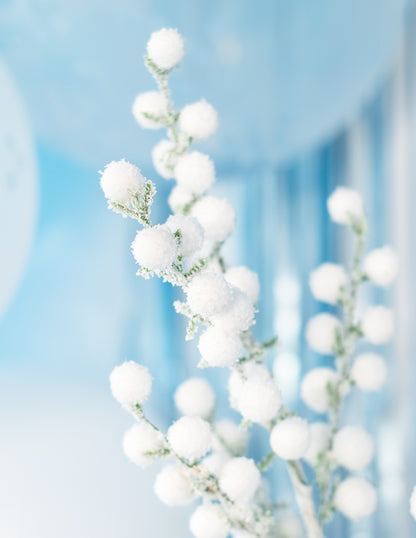 Détail de la texture de la branche boules givrées pour décoration de Noël blanches