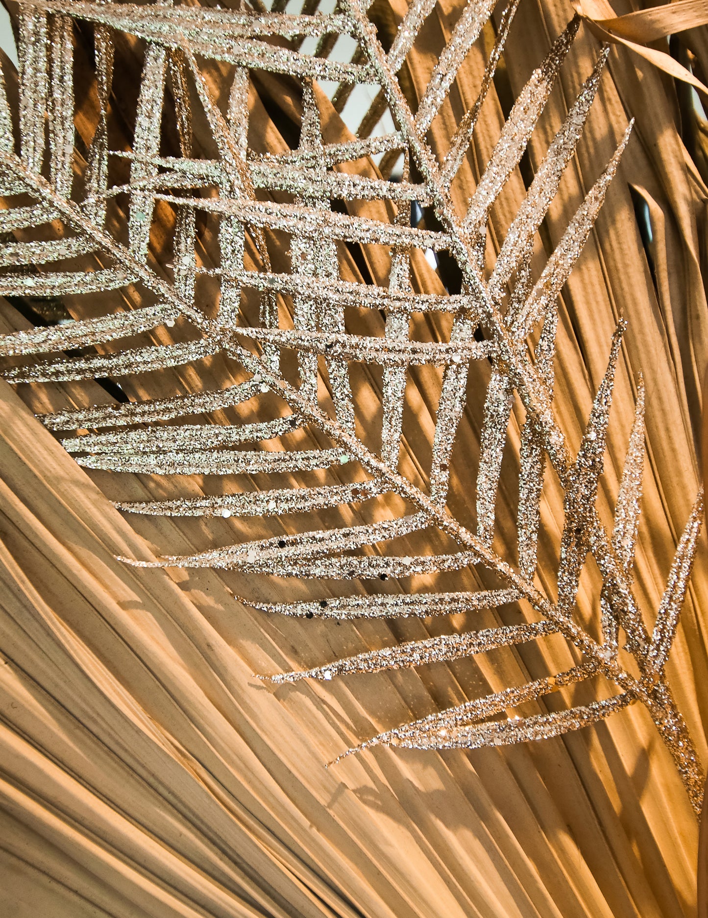 Клонка от папрат с златни брокатени пайети 1 м 