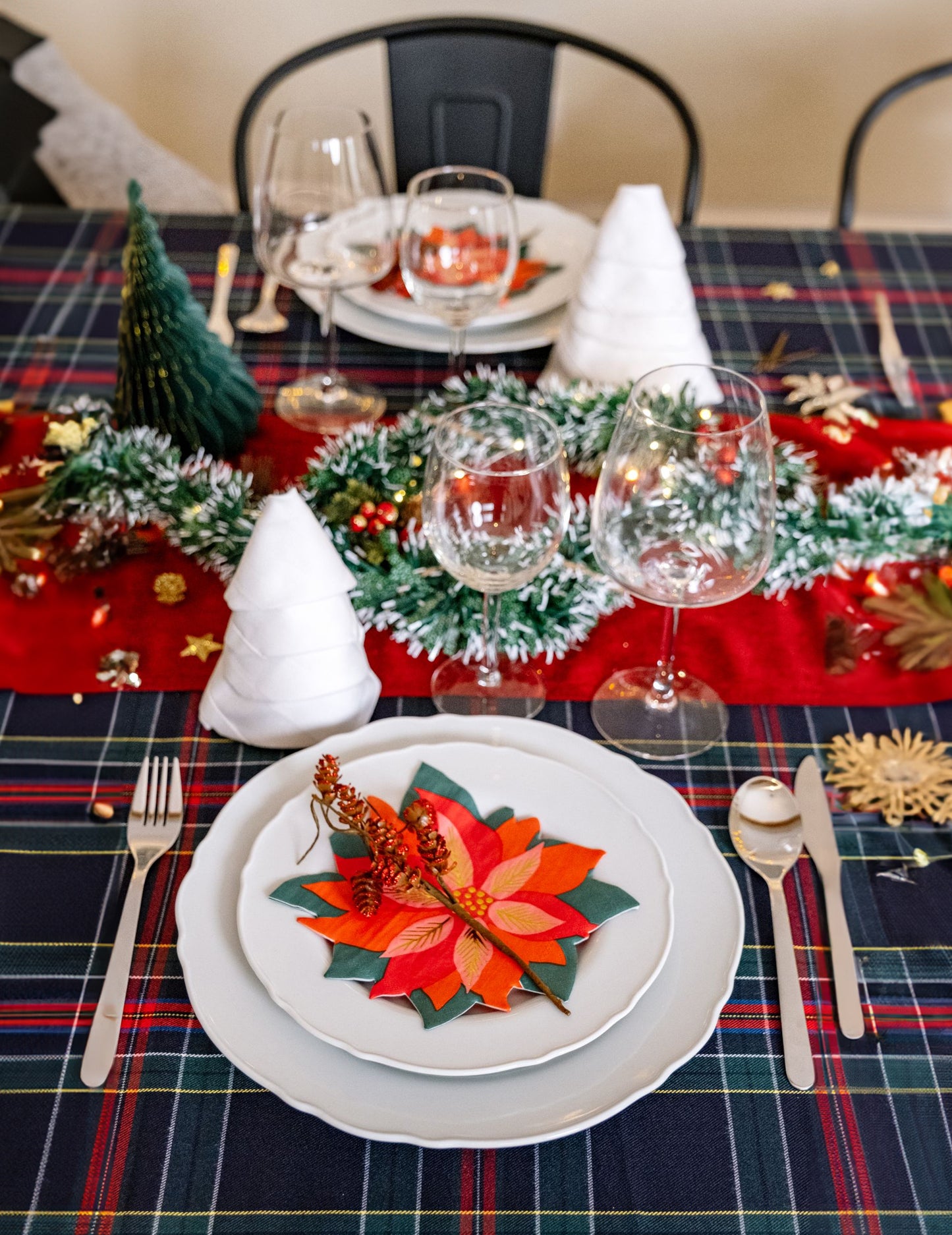 Клонка с червени бляскави шишарки 23 cm 