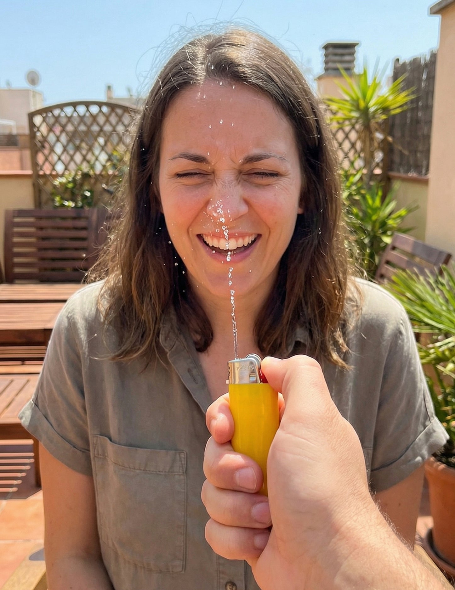 Запалка, пръскаща вода - шеги и закачки 