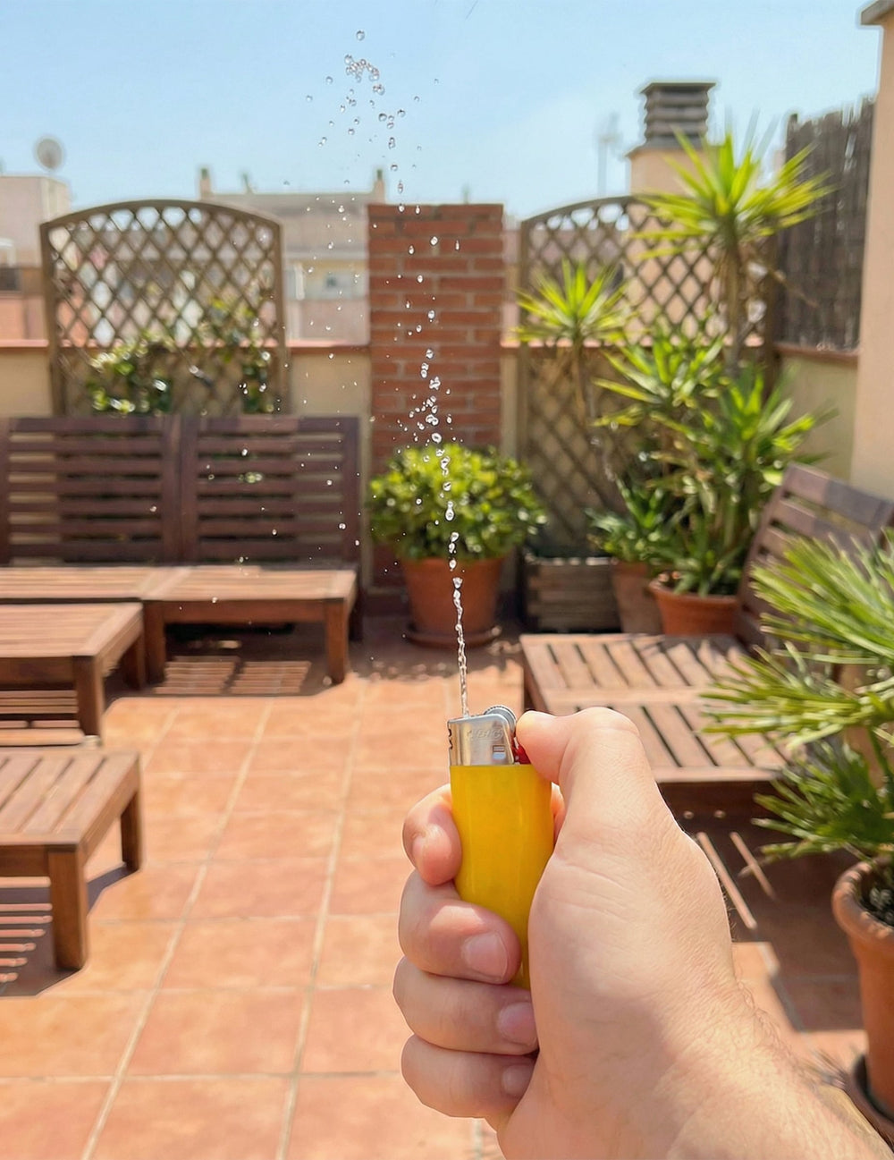 Briquet lance eau farces et attrapes pour adulte jaune