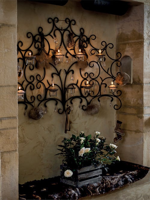 Mise en situation avec des fleurs de la cagette de décoration en bois pour fête