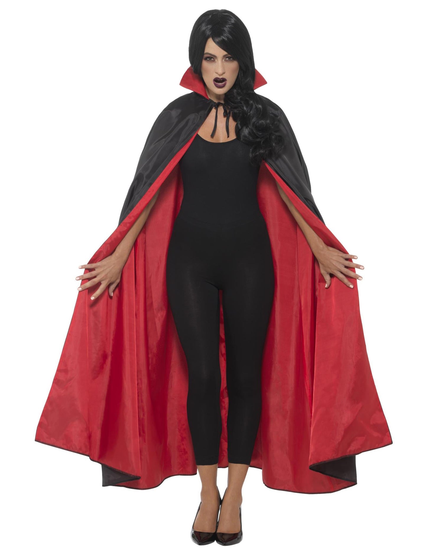 Детайл на червената подплата на реверсивното вампирско сатенено наметало