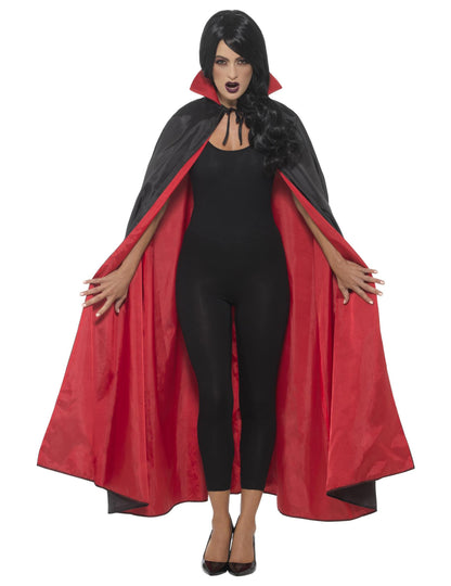 Детайл на червената подплата на реверсивното вампирско сатенено наметало