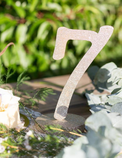 Централна декорация номер 7, лъскаво дърво, цвят шампанско 20 cm на основа