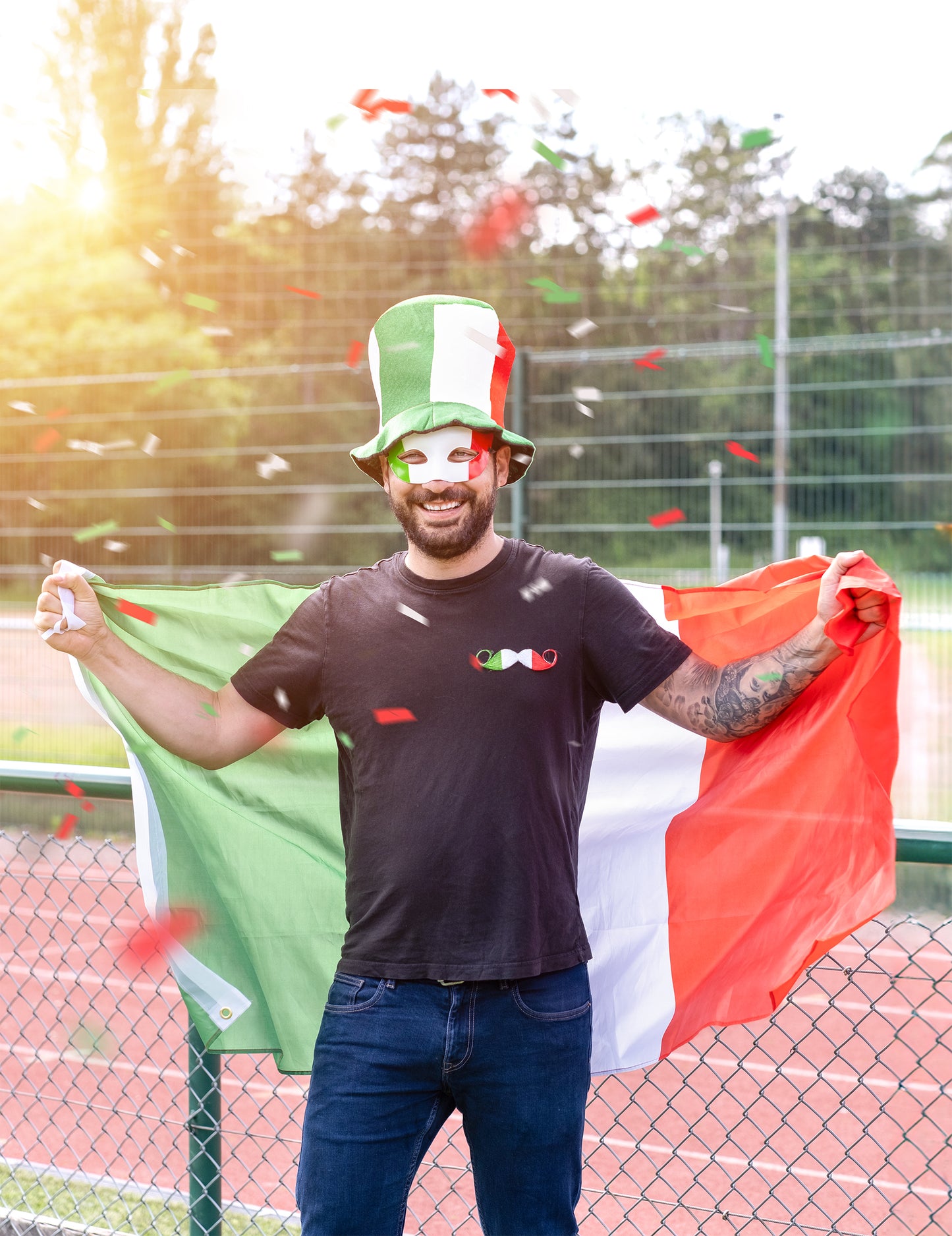 Ситуационен кадър с флаг и италианската цилиндрична шапка