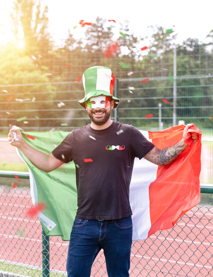 Ситуационен кадър с флаг и италианската цилиндрична шапка