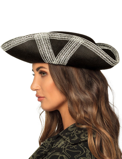 Détail de la bordure argentée du chapeau de pirate