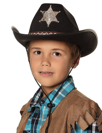 Черната шерифска шапка на момчето