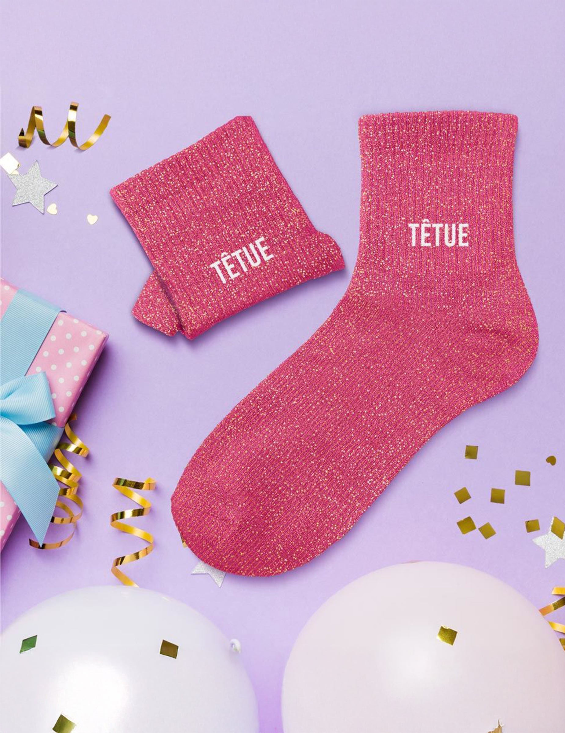 Mise en scène festive des chaussettes à paillettes Têtue