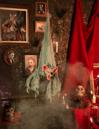 Mise en situation dans un décor de maison hantée de la chauve-souris animée suspendue pour Halloween