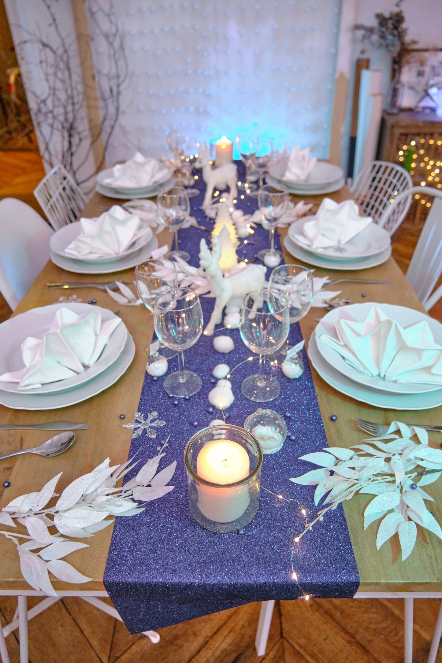 Mise en situation du chemin de table étincelant à paillettes pour décoration de fête bleu marine