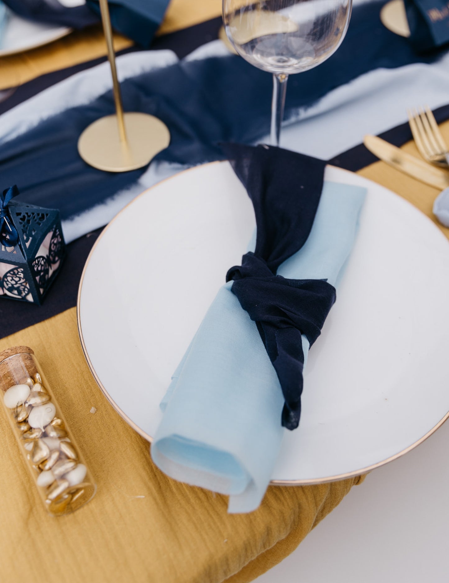 Chemin de table mousseline bleu ciel 48 cm x 5 m
