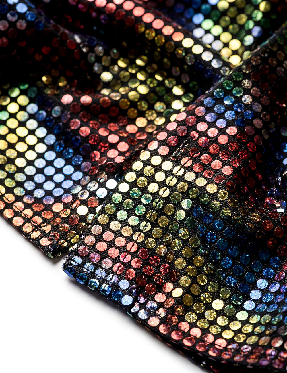 Gros plan sur les paillettes multicolores de la chemise disco pour homme