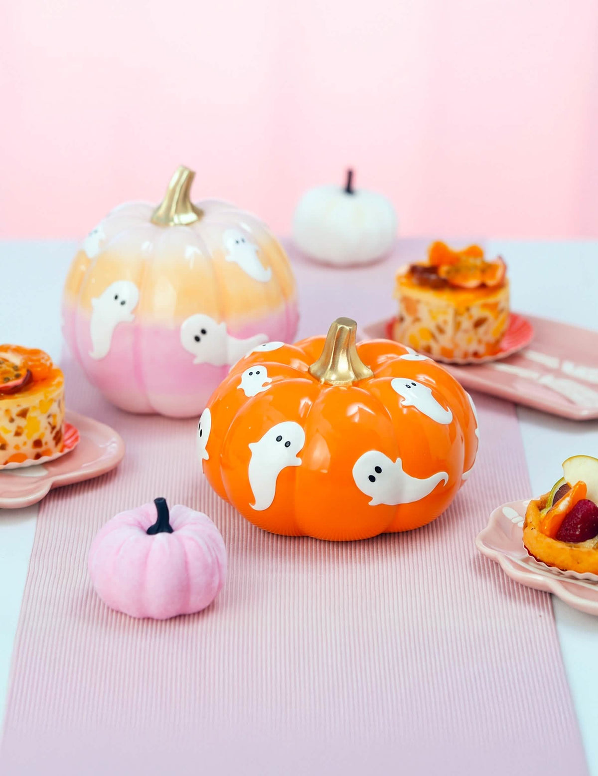 Декоративна тиква Summerween от оранжева смола с призраци 15,5 x 15,5 x 11 cm