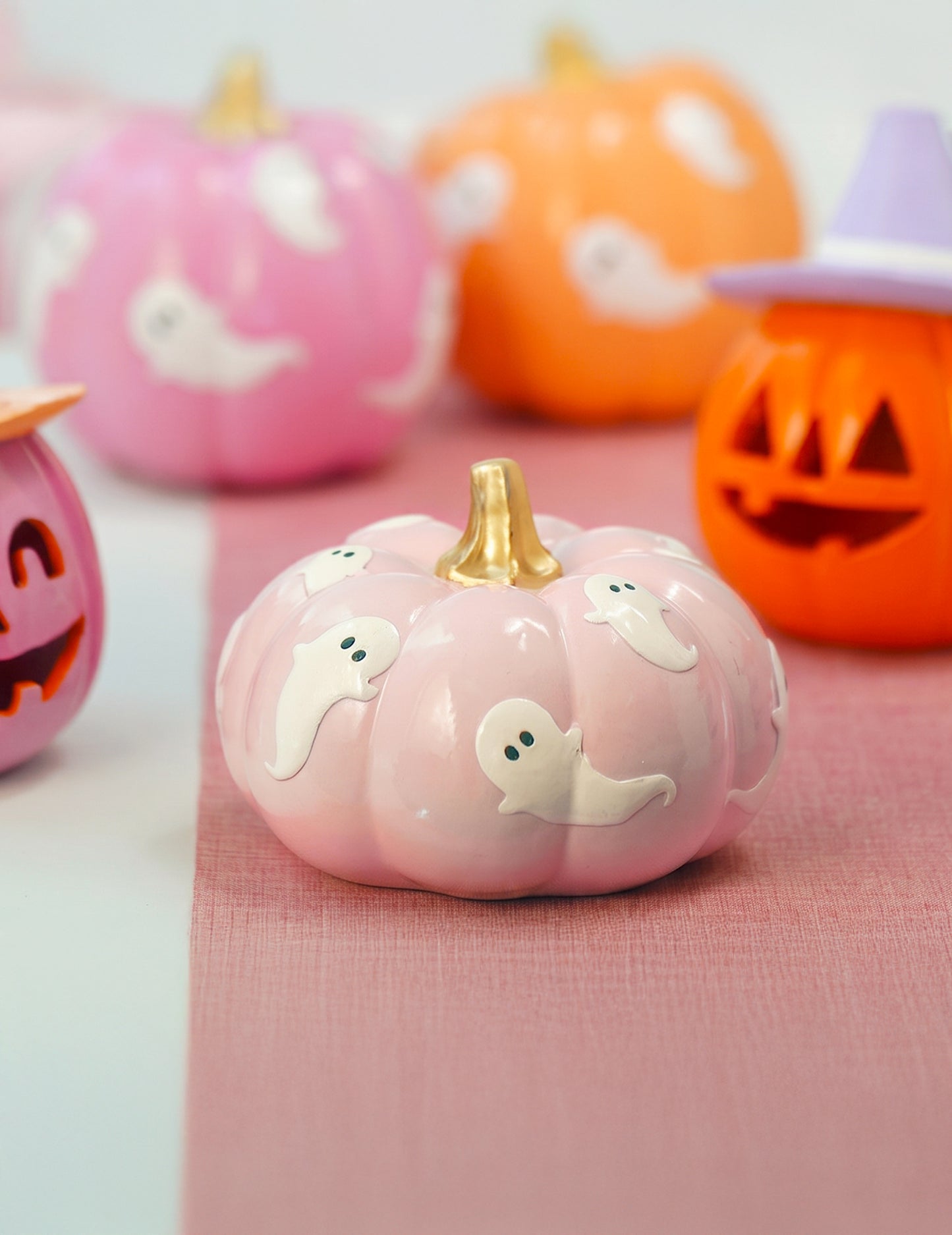 Декоративна тиква Summerween от пастелнорозова смола с призраци 15,5 x 15,5 x 11 cm