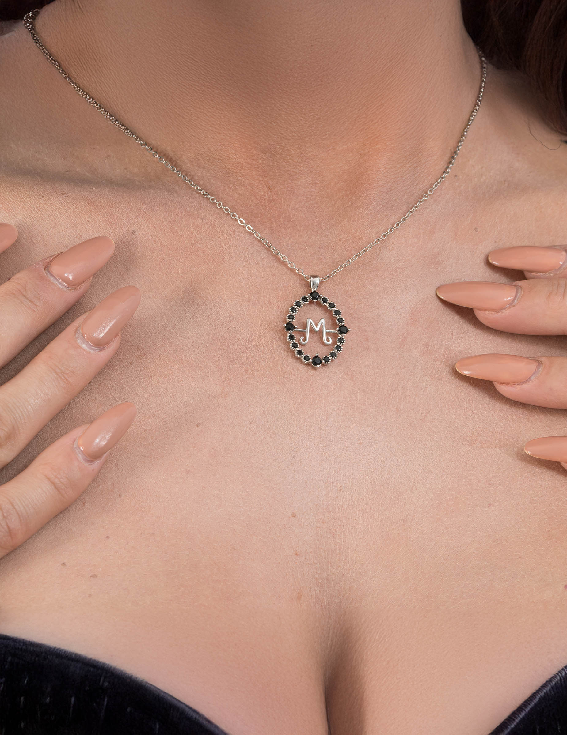 Gros plan sur le pendentif lettre M du collier réversible W-M Mercredi Wednesday™