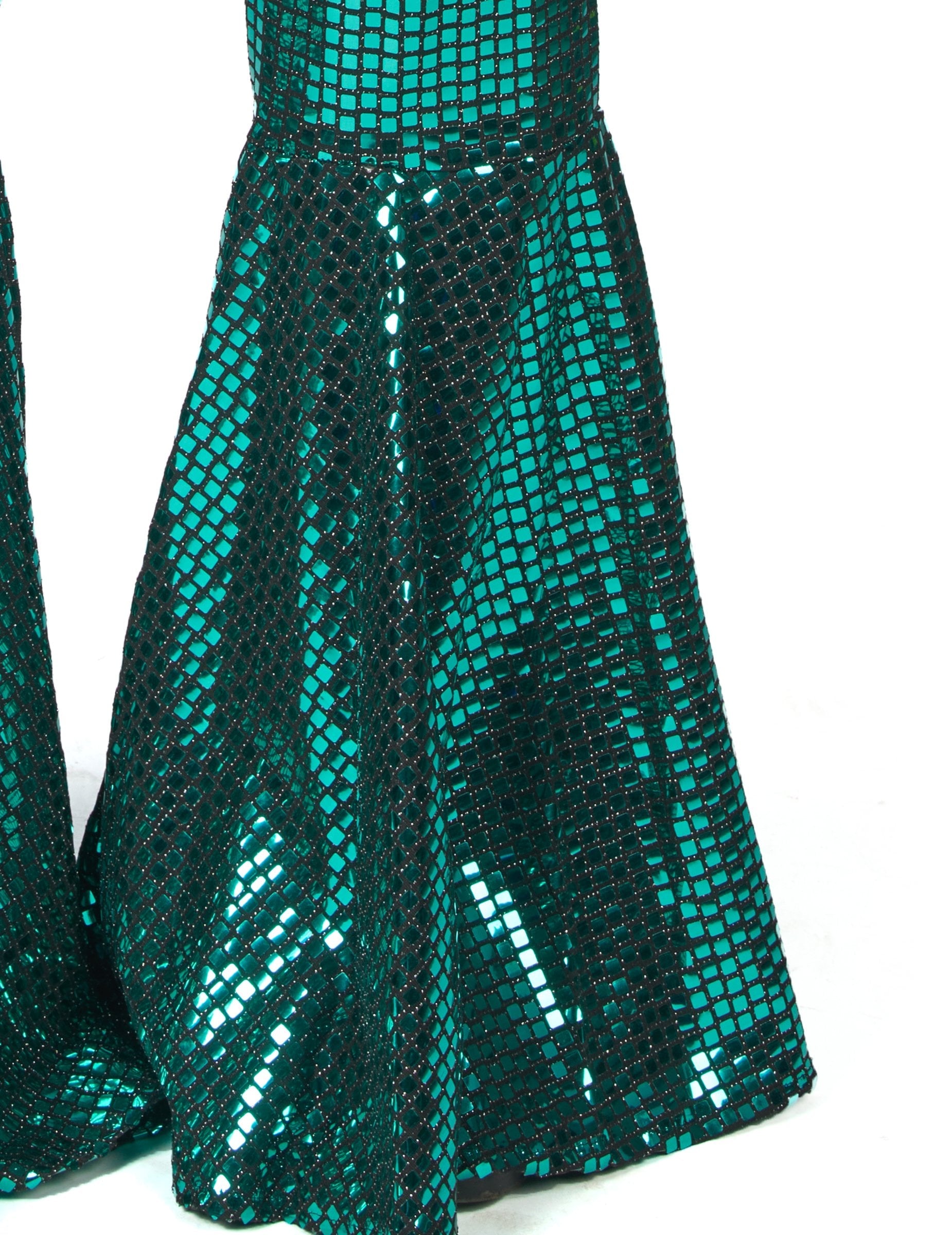 Détail du bas évasé à paillettes de la combinaison disco pour femme