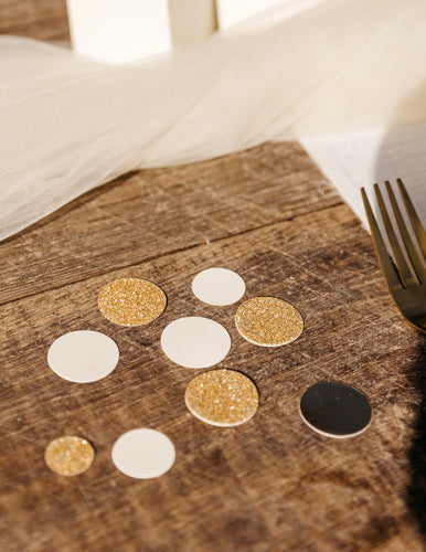 Конфети за маса в цвят слонова кост и златен брокат за шикозна декорация