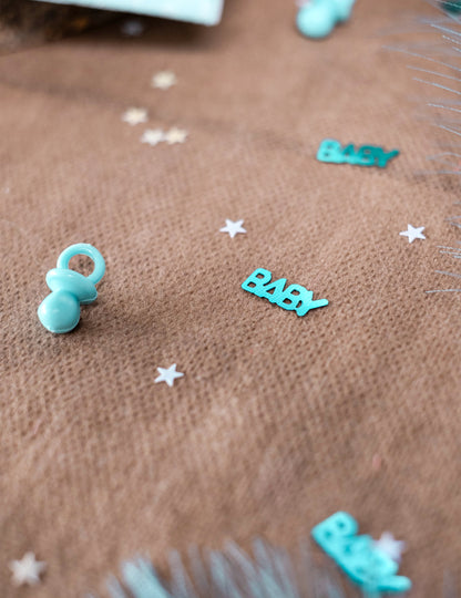 Gros plan sur les formes du confettis tétine baby pour baby shower