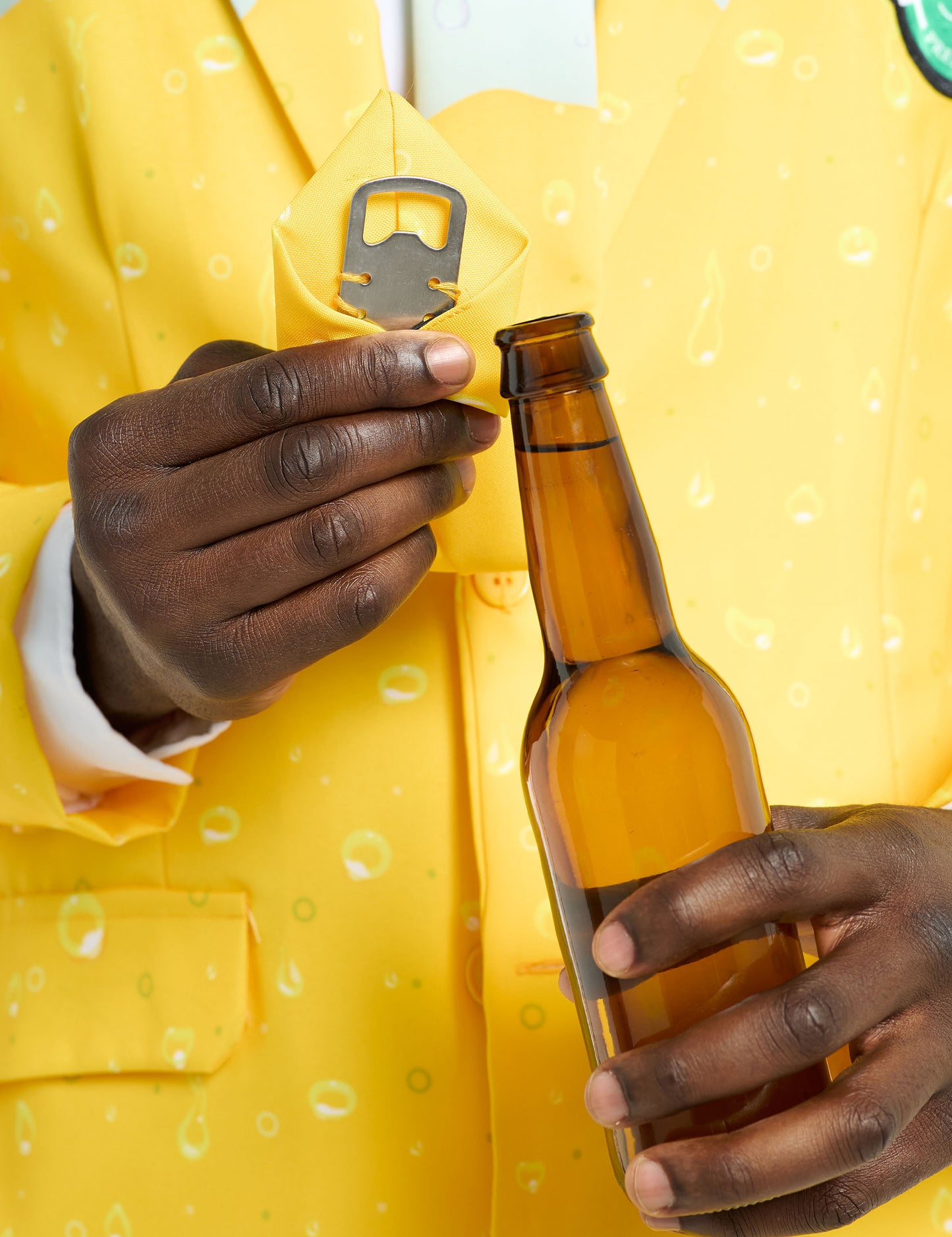 Костюм г -н Жълта бира последва възрастни