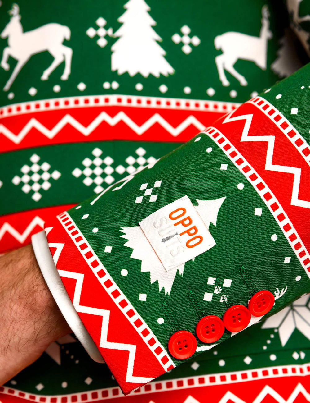 Детайл на ръкава и етикета на костюма Mr. Festive за мъж