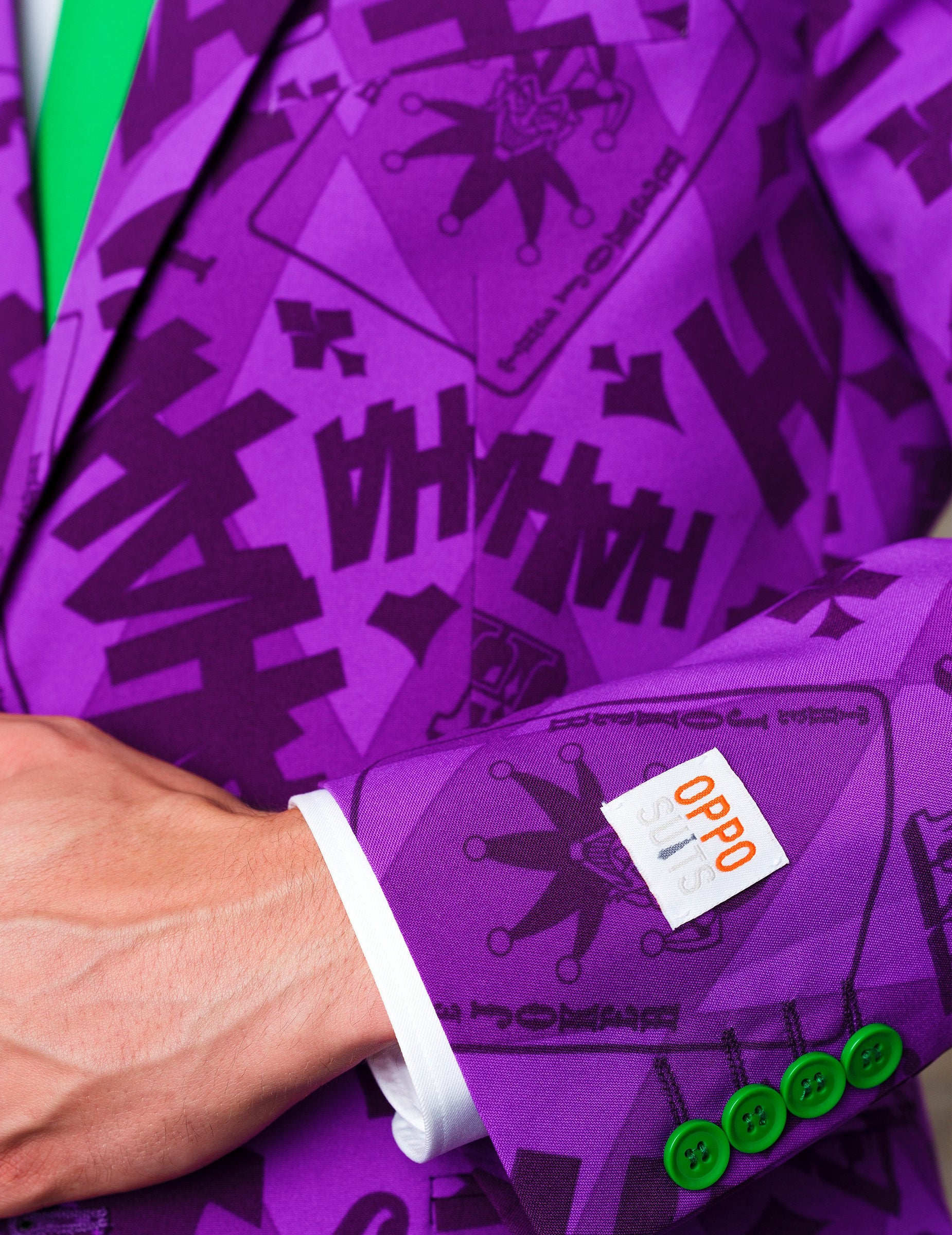 Детайл на етикета и принта на ръкава на костюма Mr. Joker Opposuits