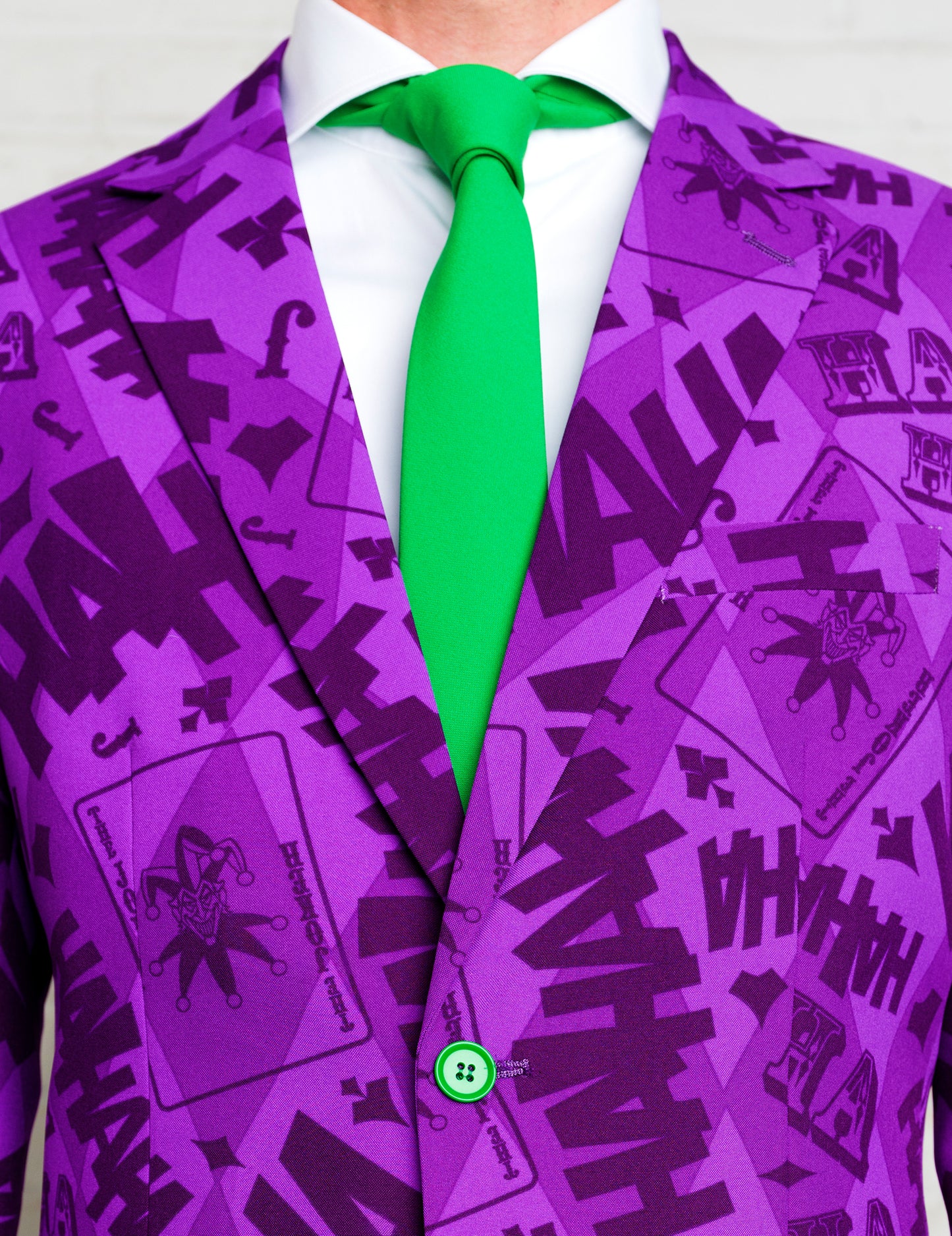 Детайл на бюста и зелената вратовръзка на костюма Mr. Joker Opposuits