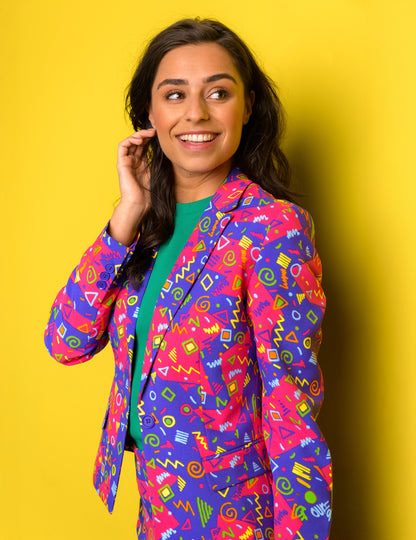 Vue de trois-quart du Costume Mrs. Symbole pour femme coloré à motifs géométriques